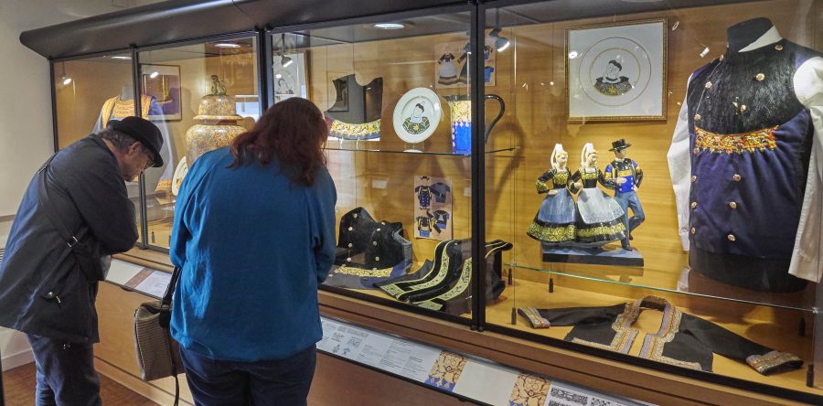 Émaillage de l’exposition : Quand les brodeurs inspiraient les faïenciers